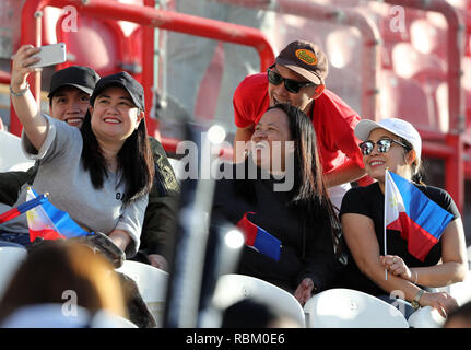 Abu Dhabi, V.A.E. 11 Jan, 2019. Fans posieren für Fotos vor 2019 AFC Asian Cup VAE 2019 Gruppe C Match zwischen China und den Philippinen in Abu Dhabi, U. A. E, Jan. 11, 2019. Credit: Li Gang/Xinhua/Alamy leben Nachrichten Stockfoto