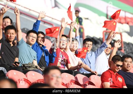 Abu Dhabi, V.A.E. 11 Jan, 2019. Fans von Team China jubeln vor der Asienmeisterschaft 2019 VAE 2019 Gruppe C Match zwischen China und den Philippinen in Abu Dhabi, U. A. E, Jan. 11, 2019. Credit: Wu Huiwo/Xinhua/Alamy leben Nachrichten Stockfoto