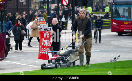 London, Großbritannien. 11 Jan, 2019. Pro Brexit und verlassen nun die Befürworter der außerhalb der Häuser des Parlaments heute in London als die Debatte über Premierminister Theresa's kann sich das auf der nächsten Woche abgestimmt werden soll, geht weiter. Foto: Simon Dack/Alamy leben Nachrichten Stockfoto