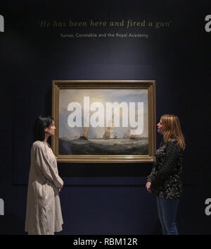 London, Großbritannien. 11 Jan, 2019. Mitarbeiter Anzeigen gesehen, ein Gemälde von J.M.W. Turner. Der Royal Academy Schools' berühmtesten Absolventen, Exponate Helvoetsluys ('Helvoetsluys; - die Stadt Utrecht, 64, auf das Meer'), 1832 von J.M.W. Turner (1775-1851) und die Öffnung der Waterloo Bridge ("Waterloo Bridge, von Whitehall Treppen, 18. Juni 1817) von John Constable (morisot), in, sind - erzählen von einer der legendären Ereignisse in der Geschichte der Sommer Ausstellung, es toke Platz an der Königlichen Akademie der Künste und die beiden Gemälde zum ersten Mal seit der Wiedervereinigung Stockfoto