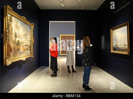 London, Großbritannien. 11 Jan, 2019. Mitarbeiter gesehen Anzeigen Gemälde von John Constable und J.M.W Turner. Der Royal Academy Schools' berühmtesten Absolventen, Exponate Helvoetsluys ('Helvoetsluys; - die Stadt Utrecht, 64, auf das Meer'), 1832 von J.M.W. Turner (1775-1851) und die Öffnung der Waterloo Bridge ("Waterloo Bridge, von Whitehall Treppen, 18. Juni 1817) von John Constable (morisot), in, sind - erzählen von einer der legendären Ereignisse in der Geschichte der Sommer Ausstellung, es toke Platz an der Königlichen Akademie der Künste und die beiden Gemälde für die Tannen Wiedervereinigung Stockfoto