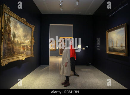 London, Großbritannien. 11 Jan, 2019. Mitarbeiter gesehen Anzeigen Gemälde von John Constable und J.M.W Turner. Der Royal Academy Schools' berühmtesten Absolventen, Exponate Helvoetsluys ('Helvoetsluys; - die Stadt Utrecht, 64, auf das Meer'), 1832 von J.M.W. Turner (1775-1851) und die Öffnung der Waterloo Bridge ("Waterloo Bridge, von Whitehall Treppen, 18. Juni 1817) von John Constable (morisot), in, sind - erzählen von einer der legendären Ereignisse in der Geschichte der Sommer Ausstellung, es toke Platz an der Königlichen Akademie der Künste und die beiden Gemälde für die Tannen Wiedervereinigung Stockfoto