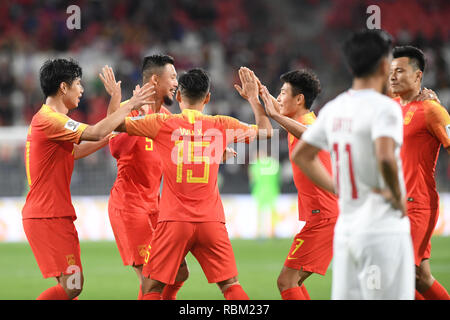 (190111) - ABU DHABI, Jan. 11, 2019 (Xinhua) - Spieler aus China feiern zählen während der Asienmeisterschaft 2019 VAE 2019 Gruppe C Match zwischen China und den Philippinen in Abu Dhabi, den Vereinigten Arabischen Emiraten (VAE), Jan. 11, 2019. (Xinhua / Wu Huiwo) Stockfoto