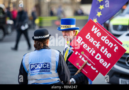 London, Großbritannien. 11th Januar 2019. Steve Bray, ein Anti-Brexit-Kämpfer, spricht heute mit einem Verbindungsbeamten der Polizei vor dem Londoner Parlamentsgebäude, während die Debatte über das Abkommen von Premierministerin Theresa May, über das nächste Woche abgestimmt werden soll, fortgesetzt wird. Quelle: Simon Dack/Alamy Live News Stockfoto