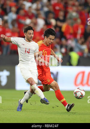 (190111) - ABU DHABI, Jan. 11, 2019 (Xinhua) - Hao Junmin (R) von China Mias mit Kevin Ingreso der Philippinen während der Asienmeisterschaft 2019 VAE 2019 Gruppe C Match zwischen China und den Philippinen in Abu Dhabi, den Vereinigten Arabischen Emiraten (VAE), Jan. 11, 2019. (Xinhua / Cao können) Stockfoto