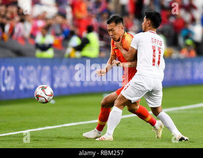 (190111) - ABU DHABI, Jan. 11, 2019 (Xinhua) - Wu Xi (L) von China Mias mit Daisuke Sato der Philippinen während der Asienmeisterschaft 2019 VAE 2019 Gruppe C Match zwischen China und den Philippinen in Abu Dhabi, den Vereinigten Arabischen Emiraten (VAE), Jan. 11, 2019. (Xinhua / Wu Huiwo) Stockfoto