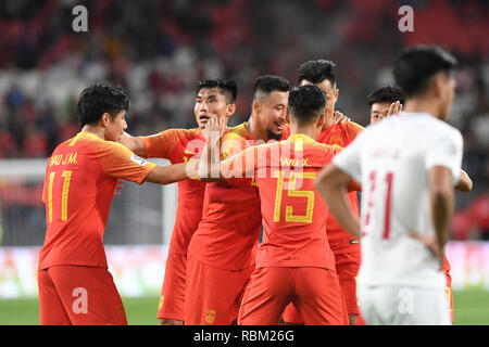 (190111) - ABU DHABI, Jan. 11, 2019 (Xinhua) - Spieler aus China feiern zählen während der Asienmeisterschaft 2019 VAE 2019 Gruppe C Match zwischen China und den Philippinen in Abu Dhabi, den Vereinigten Arabischen Emiraten (VAE), Jan. 11, 2019. (Xinhua / Wu Huiwo) Stockfoto