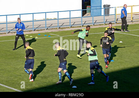 ALBUFEIRA, Algarve, Stadion Estadio da Nora, 11-01-2019, Vitesse - Livingston freundlich, Fußball, niederländischen Eredivisie Saison 2018 - 2019. Vitesse physischen Trainer Jan van Norel (L) vor dem Spiel Vitesse - Livingston. Stockfoto