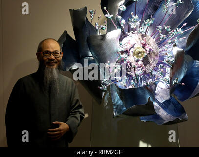 Hongkong, China. 11 Jan, 2019. Wallace Chan posiert für ein Foto mit seinem Kunstwerk auf eine Ausstellung mit dem Namen 'Shape-Shifter: Das Multiversum von Wallce Chan" bei Christie's Galerie in Hong Kong, South China, Jan. 11, 2019. Credit: Wu Xiaochu/Xinhua/Alamy leben Nachrichten Stockfoto