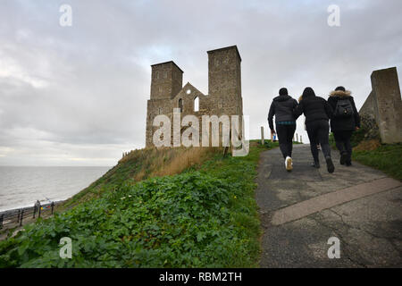 Reculver, Kent, Großbritannien. 11 Jan, 2019. Touristen brave kaltes und feuchtes Wetter die imposanten Ruinen der mittelalterlichen Kirche Reculver auf die Mündung der Themse, Herne Bay, Kent. Credit: Peter Cripps/Alamy leben Nachrichten Stockfoto