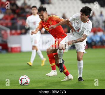 (190111) - ABU DHABI, Jan. 11, 2019 (Xinhua) - Wu Xi (L) von China Mias mit Carli de Murga der Philippinen während der Asienmeisterschaft 2019 VAE 2019 Gruppe C Match zwischen China und den Philippinen in Abu Dhabi, den Vereinigten Arabischen Emiraten (VAE), Jan. 11, 2019. China gewann 3-0. (Xinhua/Li Gang) Stockfoto