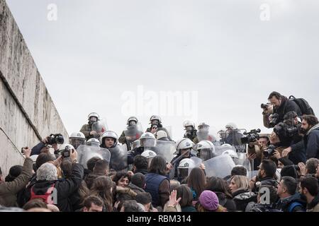 Athen, Griechenland. 11 Jan, 2019. Die Demonstranten sind vor der Bereitschaftspolizei Offiziere während der Vorführung gesehen. Tausende Menschen protestieren das Ministerium der Plan der Bildung auf das neue System der 15.000 Rekruten zu entziehen. Credit: Nikolas Joao Kokovlis/SOPA Images/ZUMA Draht/Alamy leben Nachrichten Stockfoto