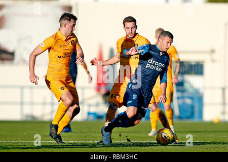 ALBUFEIRA, Algarve, Stadion Estadio da Nora, 11-01-2019, Vitesse - Livingston freundlich, Fußball, niederländischen Eredivisie Saison 2018 - 2019. Vitesse player Bryan Linssen (R) auf den Ball während des Spiels Vitesse - Livingston. Stockfoto