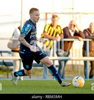 ALBUFEIRA, Algarve, Stadion Estadio da Nora, 11-01-2019, Vitesse - Livingston freundlich, Fußball, niederländischen Eredivisie Saison 2018 - 2019. Vitesse Spieler Alexander Buttner auf den Ball während des Spiels Vitesse - Livingston. Stockfoto