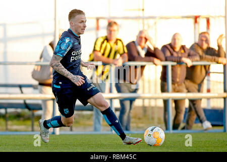 ALBUFEIRA, Algarve, Stadion Estadio da Nora, 11-01-2019, Vitesse - Livingston freundlich, Fußball, niederländischen Eredivisie Saison 2018 - 2019. Vitesse Spieler Alexander Buttner auf den Ball während des Spiels Vitesse - Livingston. Stockfoto