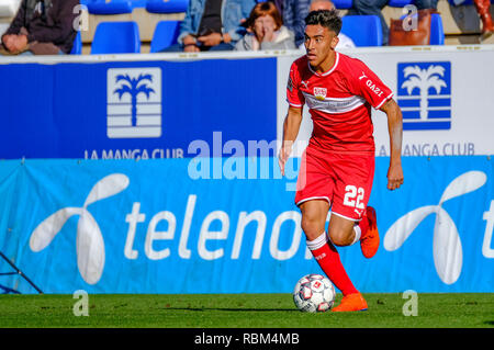 La Manga, Spanien. 11 Jan, 2019. Fussball: Test Matches, VfB Stuttgart - Cercle Brügge im VfB-Trainingslager. Der Stuttgarter Nicolas Gonzalez führt den Ball. Eine Woche vor dem Beginn der zweiten Hälfte der Saison, die relegation - bedroht Fussball-bundesligisten trennten mit den Belgischen erste Abteilung Mannschaft 2:2 (0:0). Quelle: Gerd Maiss/dpa/Alamy leben Nachrichten Stockfoto