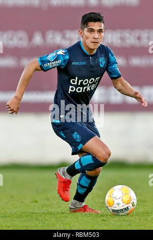 ALBUFEIRA, Algarve, Stadion Estadio da Nora, 11-01-2019, Vitesse - Livingston freundlich, Fußball, niederländischen Eredivisie Saison 2018 - 2019. Vitesse player Navarone Fuss auf den Ball während des Spiels Vitesse - Livingston (3-2). Stockfoto