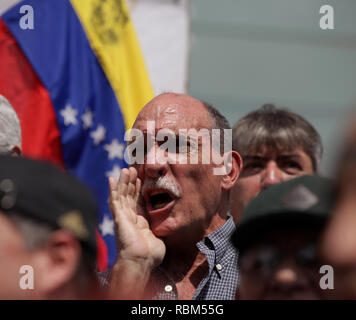 Caracas, Venezuela. 11 Jan, 2019. 'Maduro DiktatorOut', ist auf dem