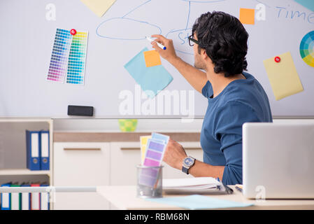 Junge schöne Designer an dem Projekt arbeitet Stockfoto