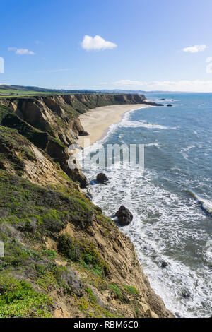 Klippen und großen Half Moon geformt Strand, Pazifischer Ozean Küste, Half Moon Bay, Kalifornien Stockfoto