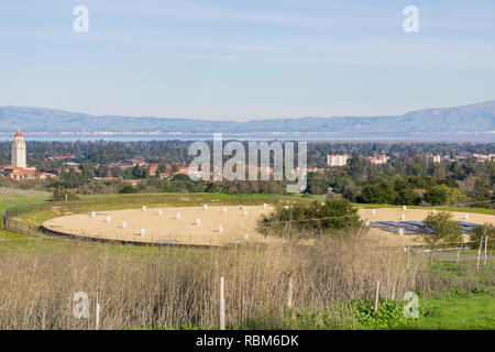 Blick Richtung Stanford Campus und Hoover Tower, Palo Alto und Silicon Valley von der Stanford dish Hügeln; ein Wasserreservoir im Vordergrund geschlossen, Stockfoto