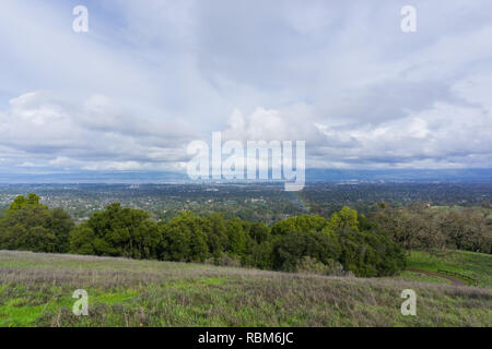 Blick nach Süden auf die Bucht von San Francisco nach einem Sturm; Landschaft mit Regenbogen, Kalifornien Stockfoto