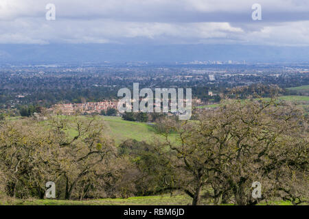 Blick in Richtung San Jose und Cupertino an einem bewölkten Tag, nach einem Sturm, South San Francisco Bay, Kalifornien Stockfoto