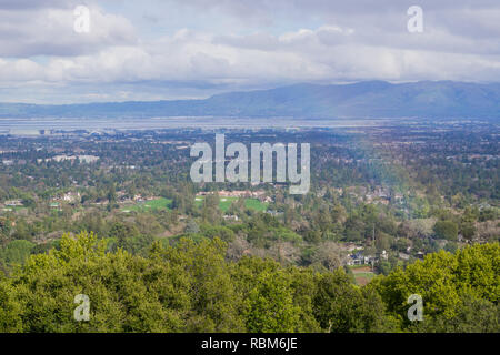 Blick nach Süden auf die Bucht von San Francisco nach einem Sturm; Landschaft mit Regenbogen, Kalifornien Stockfoto