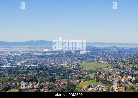 Blick auf die Städte östlich der Bucht von San Francisco vom trail Mission Peak, Kalifornien Stockfoto