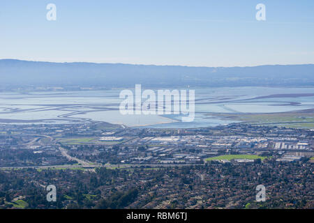 Blick auf das Marschland und Deiche von South San Francisco Bay vom trail Mission Peak, Kalifornien Stockfoto