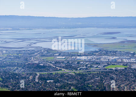 Blick auf das Marschland und Deiche von South San Francisco Bay vom trail Mission Peak, Kalifornien Stockfoto