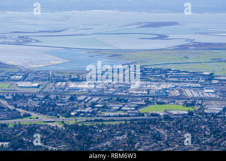 Blick Richtung Fremont und Tesla-werk vom trail Mission Peak, östlich der Bucht von San Francisco, Kalifornien Stockfoto