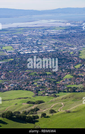 Trail zu Mission Peak und Blick richtung Fremont und Dumbarton Brücke, östlich der Bucht von San Francisco, Kalifornien Stockfoto