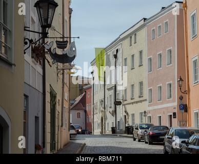 Eine Seitenstraße in Passau, der drei Flüsse Stadt, am Zusammenfluss von den Flüssen Donau, Inn und Ilz. Stockfoto