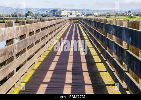 Hölzerne Brücke in der Don Edwards Wildlife Refuge, Fremont, San Francisco Bay Area, Kalifornien Stockfoto