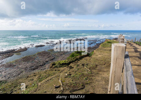 Blick Richtung Fitzgerald Marine Reserve bei Ebbe aus dem Pfad auf die Täuschungen, Moss Beach, Kalifornien Stockfoto