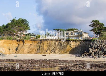 Häuser Auf erodierten Klippen an der Pazifik Küste, Moss Beach, Fitzgerald Marine Reserve, Kalifornien Stockfoto