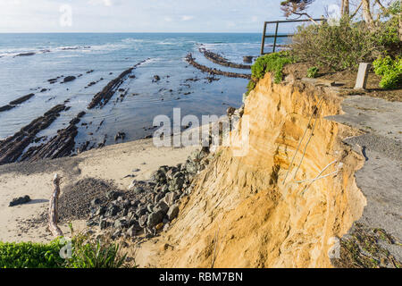 Zusammengebrochen asphaltierten Straße durch einen Erdrutsch auf den Pazifischen Ozean Küste, Moss Beach Kalifornien Stockfoto