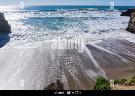 Sandstrand an der Pazifik Küste bei Flut und starke Brandung, Wilder Ranch State Park, Kalifornien Stockfoto