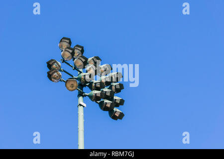 Stadion Reflektor Scheinwerfer am Dunkelblauen Himmel Stockfoto