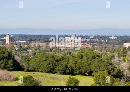 Blick Richtung Stanford Campus und Hoover Tower, Palo Alto und Silicon Valley von der Stanford dish Hills, Kalifornien Stockfoto