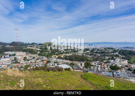 Panoramablick in Richtung Sutro Tower, Twin Peaks und Downtown San Francisco von Mt Davidson, San Francisco, Kalifornien Stockfoto