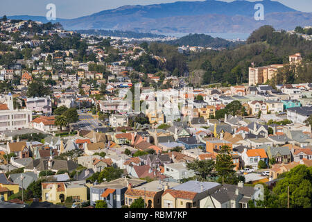 Luftaufnahmen von Wohngebieten von San Francisco, Marin County und die Bucht im Hintergrund, Kalifornien Stockfoto