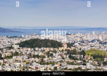 Luftaufnahme von Wohngebieten von San Francisco und die Bucht von San Francisco und Alcatraz im Hintergrund, Kalifornien Stockfoto