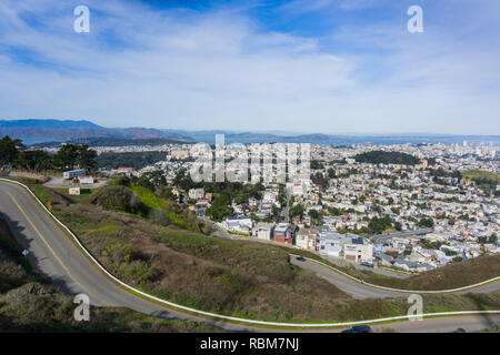 San Francisco Panorama von Twin Peaks, kurvenreiche Straße im Vordergrund, Kalifornien Stockfoto