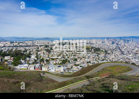 San Francisco Panorama von Twin Peaks, kurvenreiche Straße im Vordergrund, Kalifornien Stockfoto