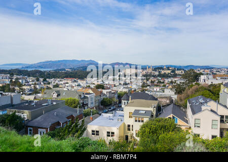 Luftaufnahmen von Wohngebieten von San Francisco, Golden Gate und Marin County im Hintergrund, Kalifornien Stockfoto