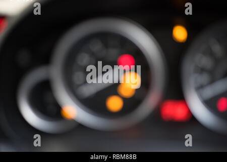 Armaturenbrett - Kraftstoffanzeige blurry rote und orangefarbene Warnleuchten - autopanne Stockfoto