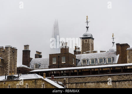 Schnee in London. Die Dächer von London Tower in frischem Weiß Schnee bedeckt. Im Hintergrund der Shard, den höchsten Wolkenkratzer in Europa. Stockfoto