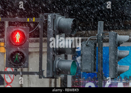 Schnee in London. Eine Ampel unter der kalten Blizzard in der Nähe von London Bridge Station. Stockfoto